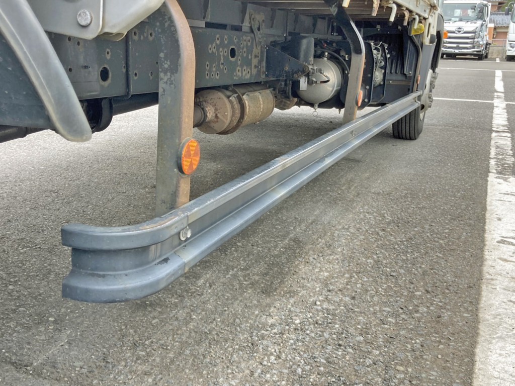 運転席側サイドバンパーに曲がりがあります。|日野 レンジャー TKG-FC9JKAA(2WD)の写真18