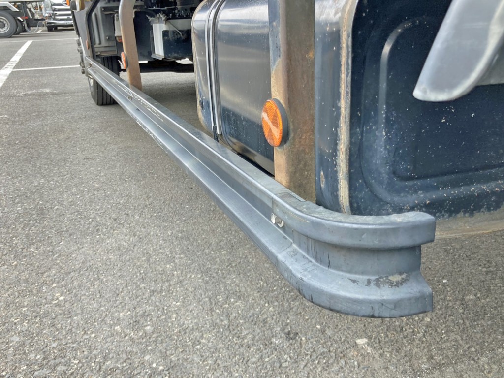 助手席側サイドバンパーに曲がりがあります。|日野 レンジャー TKG-FC9JKAA(2WD)の写真19