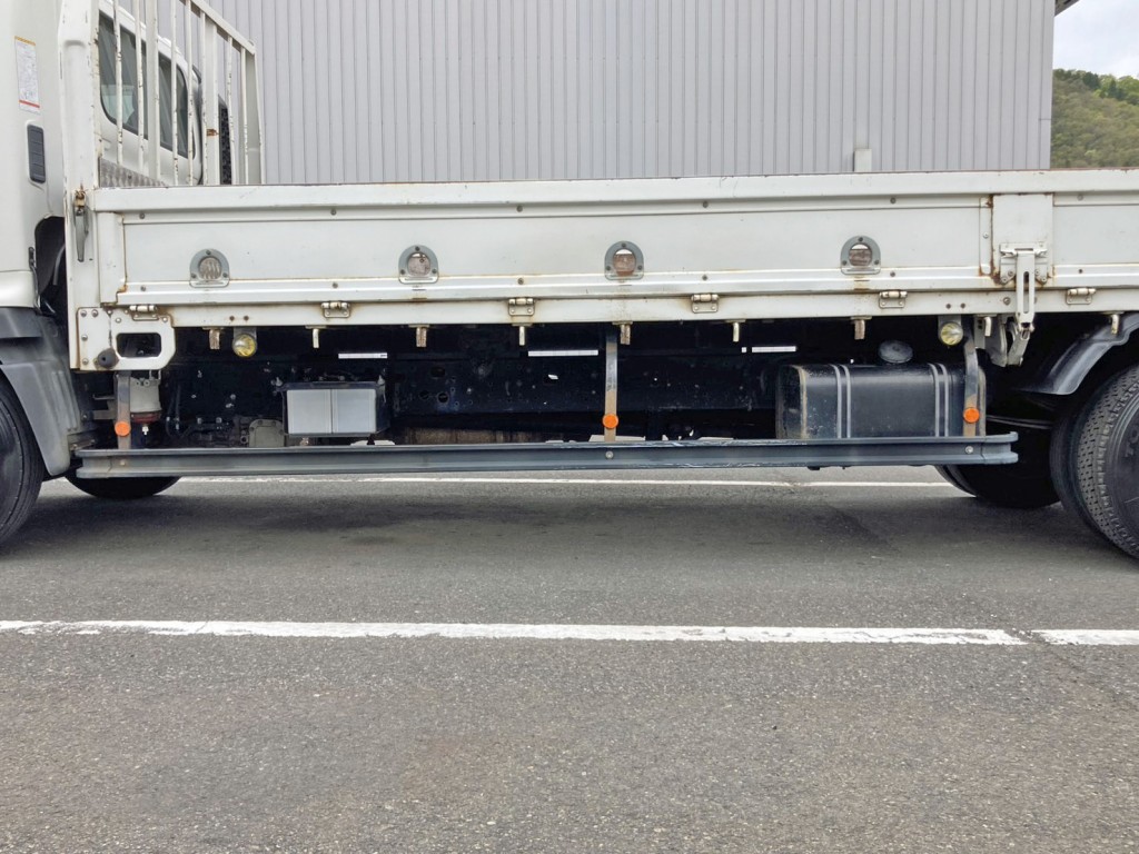 助手席側サイドバンパーステーに曲がりがあります。|日野 レンジャー TKG-FC9JKAA(2WD)の写真20