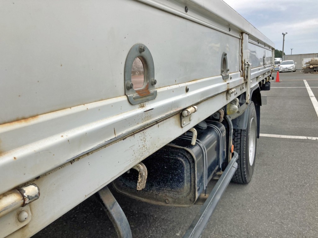 助手席側アオリ・サイドレールに引きキズ・ヘコミがあります。|日野 レンジャー TKG-FC9JKAA(2WD)の写真21