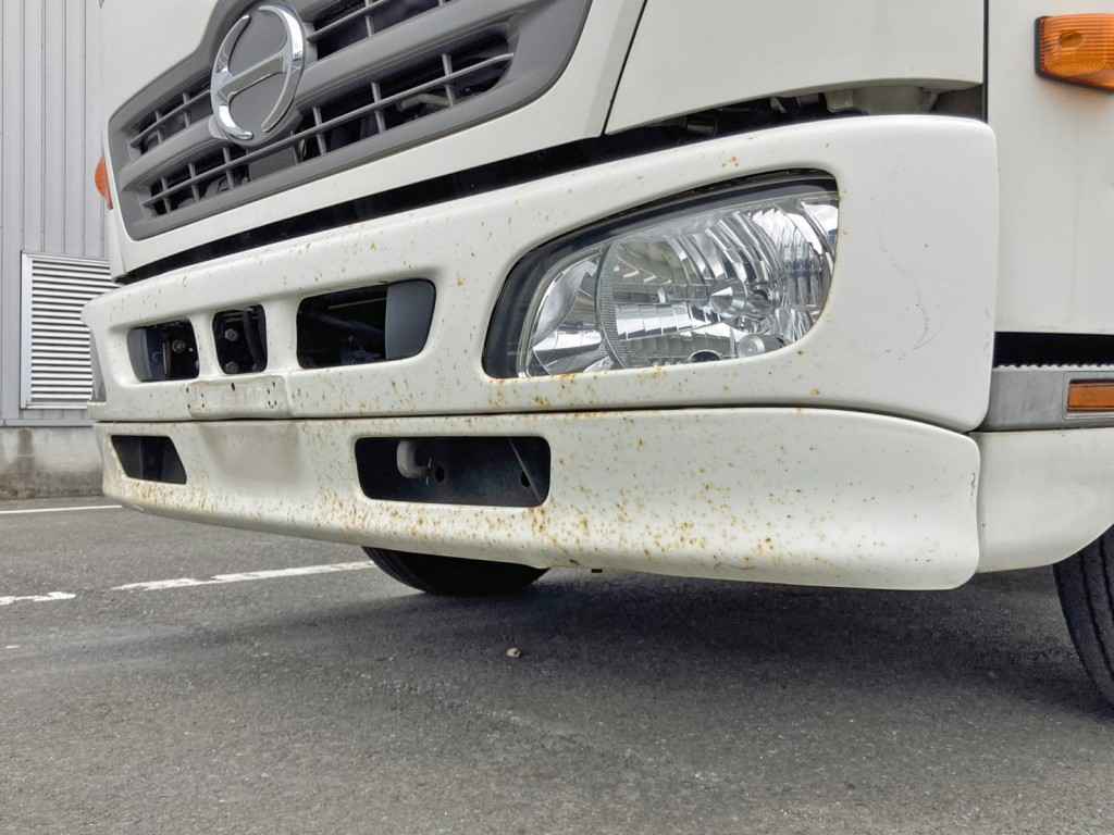 フロントバンパー全体にキズ・サビがあります。(助手席側)|日野 レンジャー TKG-FC9JKAA(2WD)の写真23