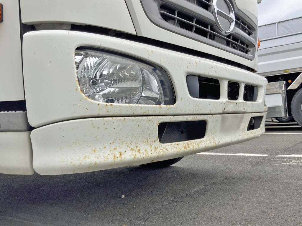 フロントバンパー全体にキズ・サビがあります。(運転席側)|日野 レンジャー TKG-FC9JKAA(2WD)の写真24