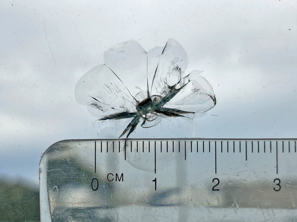 フロントガラスの運転席側上部に飛び石跡があります。|日野 レンジャー TKG-FC9JKAA(2WD)の写真25