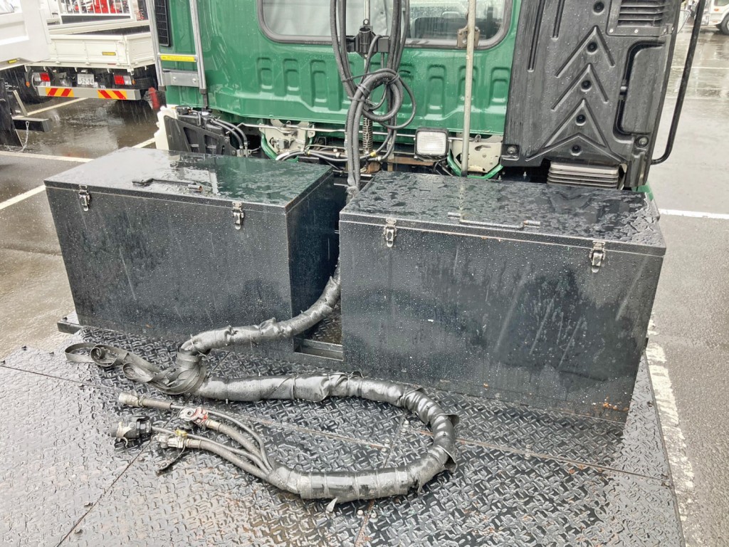 踊り場前方に工具箱が2つ付いています。|いすゞ ギガ 2DG-EXZ52CKの写真10