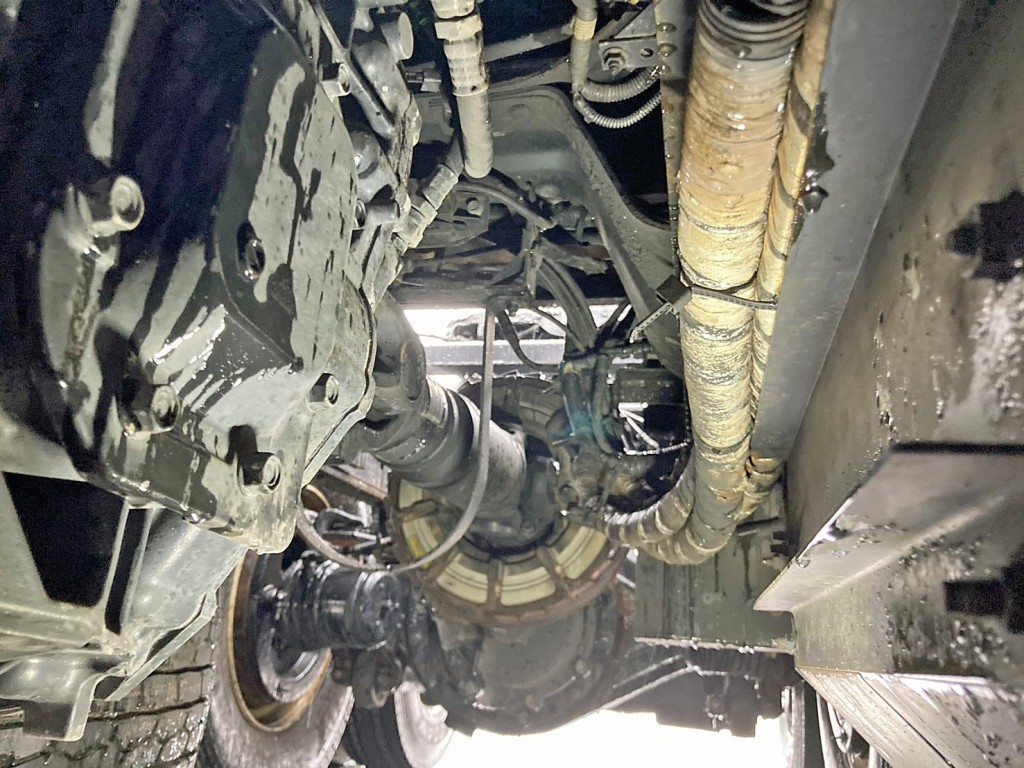 下回りの状態です。(中央)|いすゞ ギガ 2DG-EXZ52CKの写真15