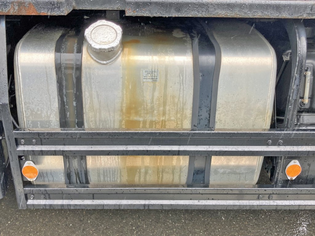 燃料タンクは370Lアルミ製です。|いすゞ ギガ 2DG-EXZ52CKの写真19
