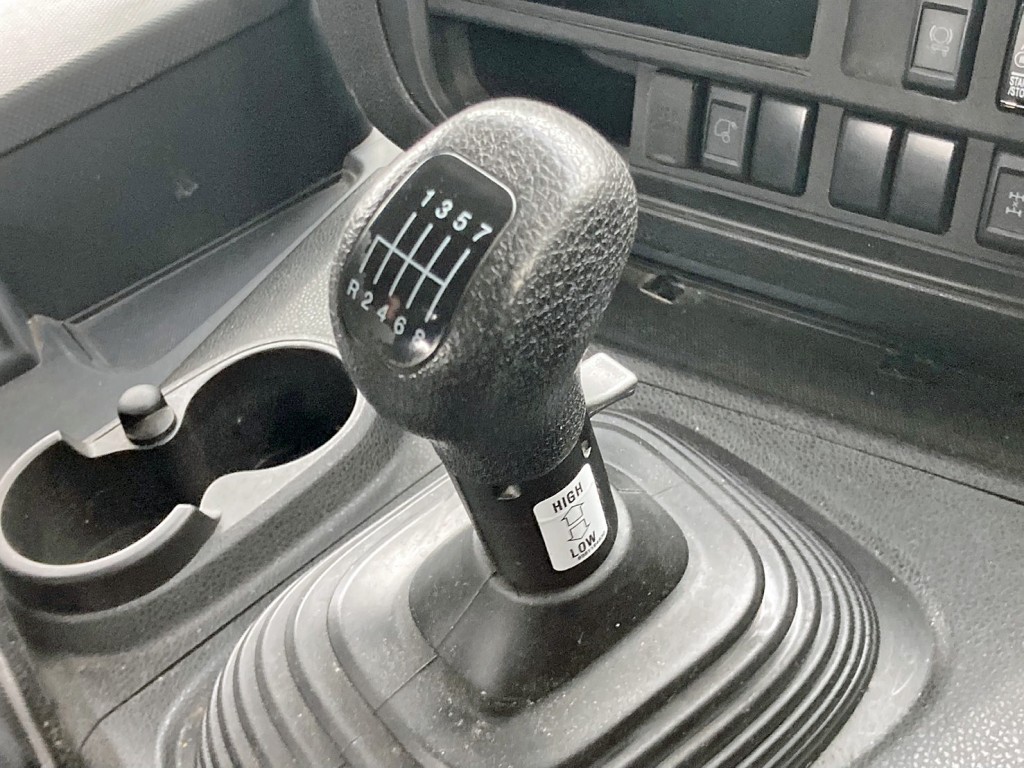 Low ⇔ High切り替えスイッチ付きのマニュアル16速です。|いすゞ ギガ 2DG-EXZ52CKの写真21