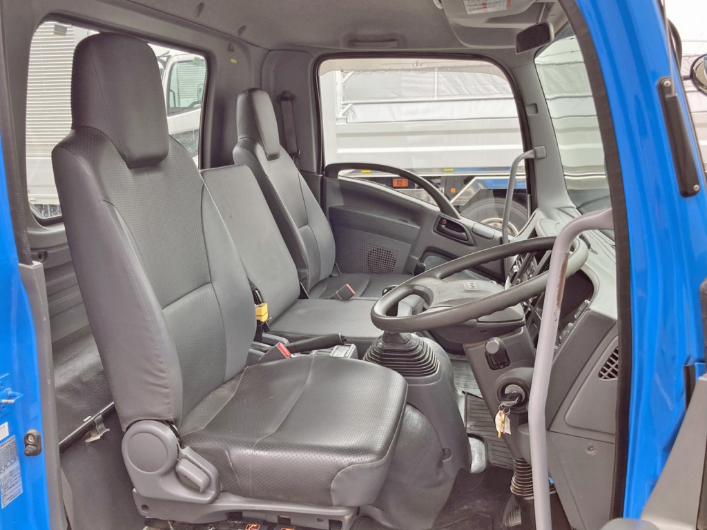 乗車定員は3名です。(ベッドレスキャビンです)|いすゞ フォワード 2RG-FRR90S2(2WD)の写真7