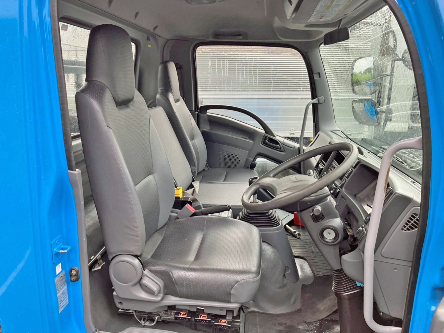 乗車定員は3名です。|いすゞ フォワード 2RG-FRR90S2(2WD)の写真7