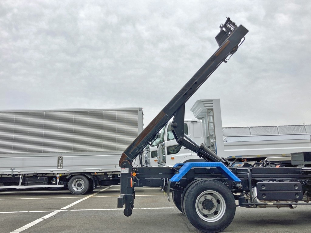 ジャッキは手動式です。|いすゞ フォワード 2RG-FRR90S2(2WD)の写真10