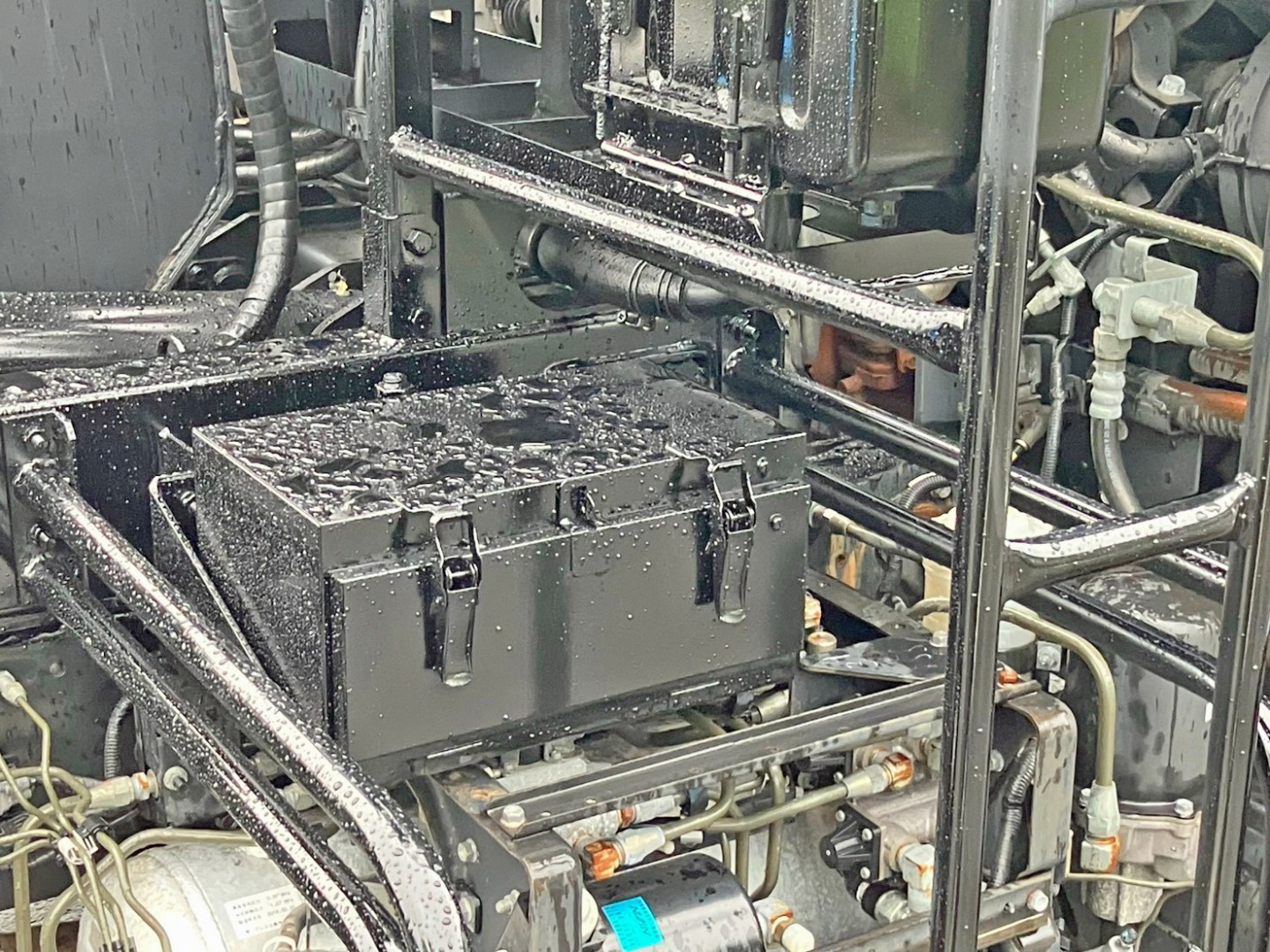 運転席側前方に工具箱が付いています。|いすゞ フォワード 2RG-FRR90S2(2WD)の写真10