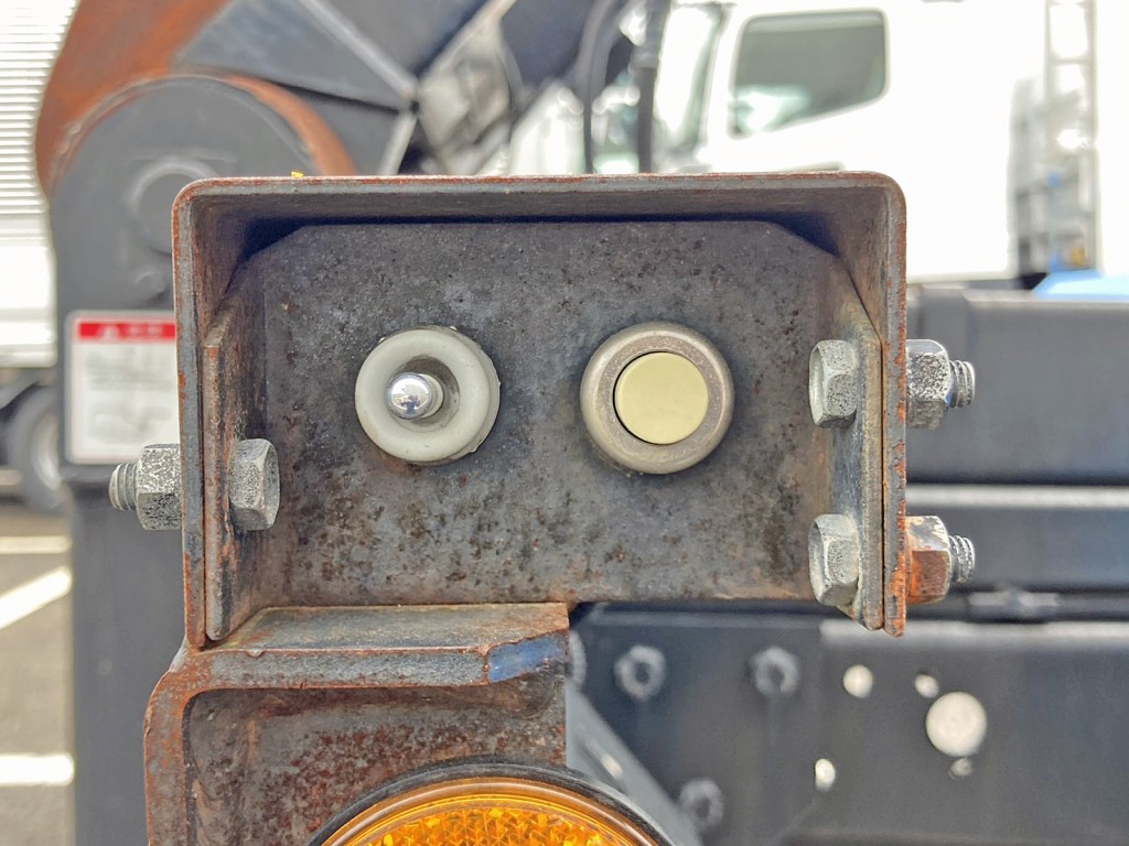 ワイヤーのたるみを修正するスイッチです。|いすゞ フォワード 2RG-FRR90S2(2WD)の写真11