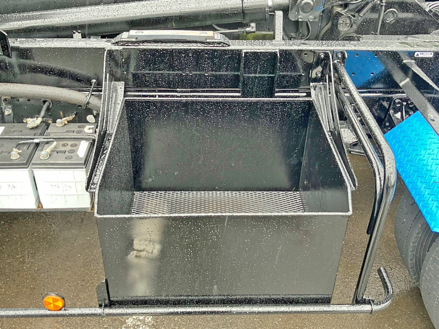 助手席側にりん木入れが付いています。|いすゞ フォワード 2RG-FRR90S2(2WD)の写真11