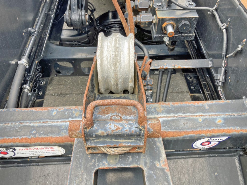 運転席側フック掛けステーに曲がりがあります。|いすゞ フォワード 2RG-FRR90S2(2WD)の写真13