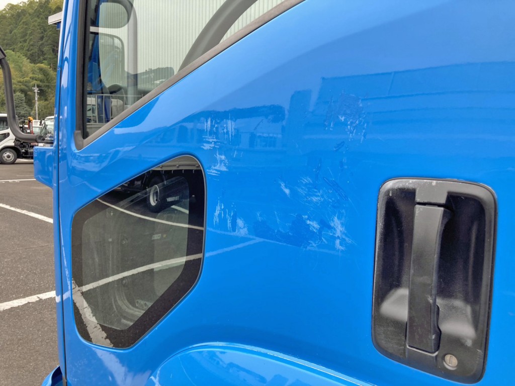 助手席ドアにシールはがし跡があります。|いすゞ フォワード 2RG-FRR90S2(2WD)の写真15