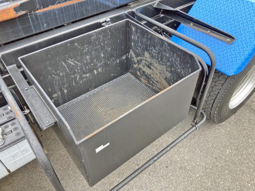 助手席側にりん木入れが付いています。|いすゞ フォワード 2RG-FRR90S2(2WD)の写真19