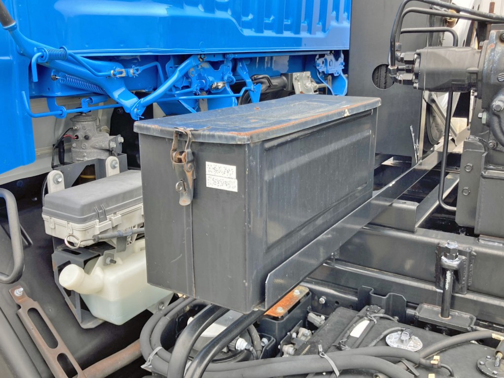 助手席側前方に工具箱が付いています。(フタに少々ヘコミがあります)|いすゞ フォワード 2RG-FRR90S2(2WD)の写真20