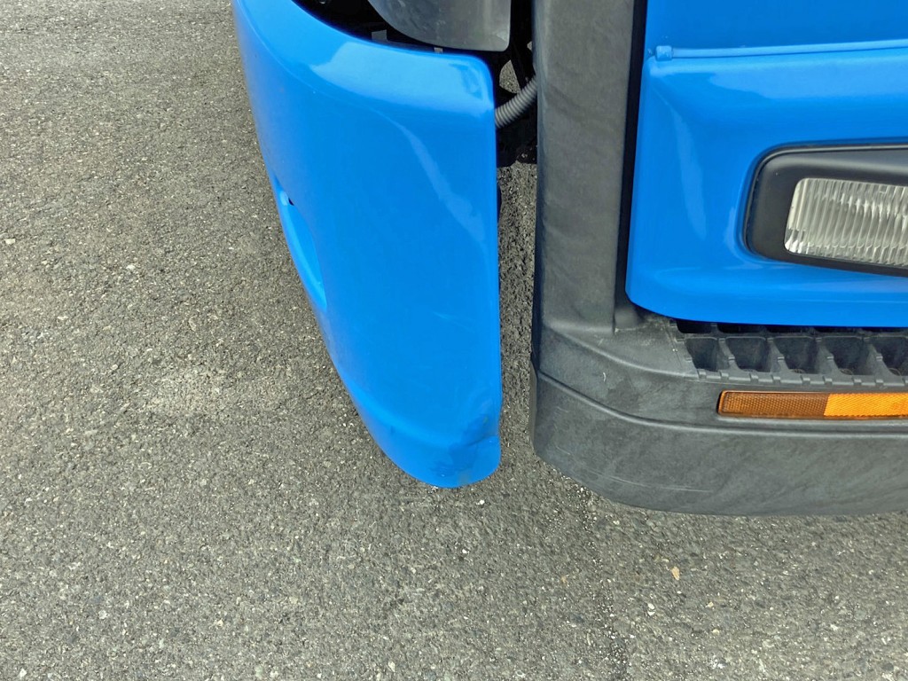 フロントバンパー助手席側に曲がり・手塗り箇所があります。|いすゞ フォワード 2RG-FRR90S2(2WD)の写真23