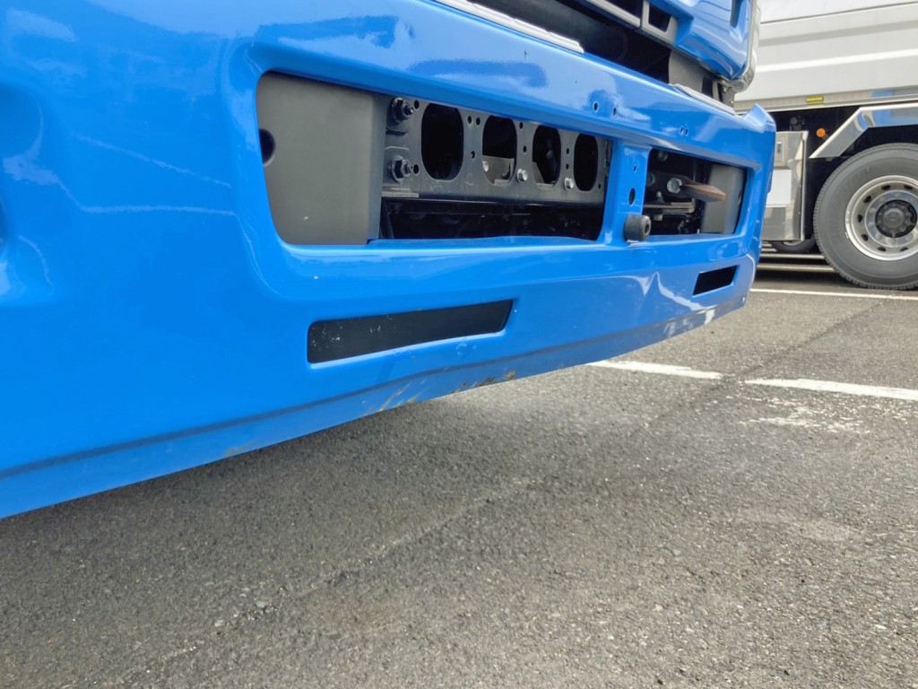 フロントバンパー中央下部にヘコミがあります。|いすゞ フォワード 2RG-FRR90S2(2WD)の写真24