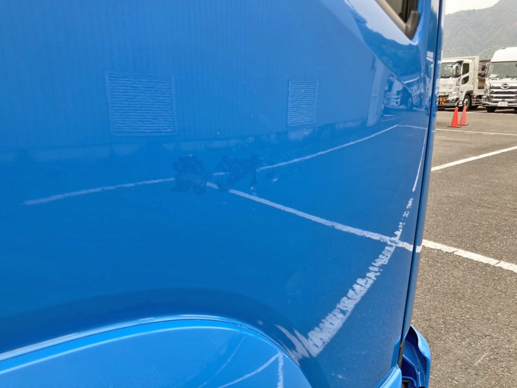 運転席ドアに手塗り箇所があります。|いすゞ フォワード 2RG-FRR90S2(2WD)の写真26