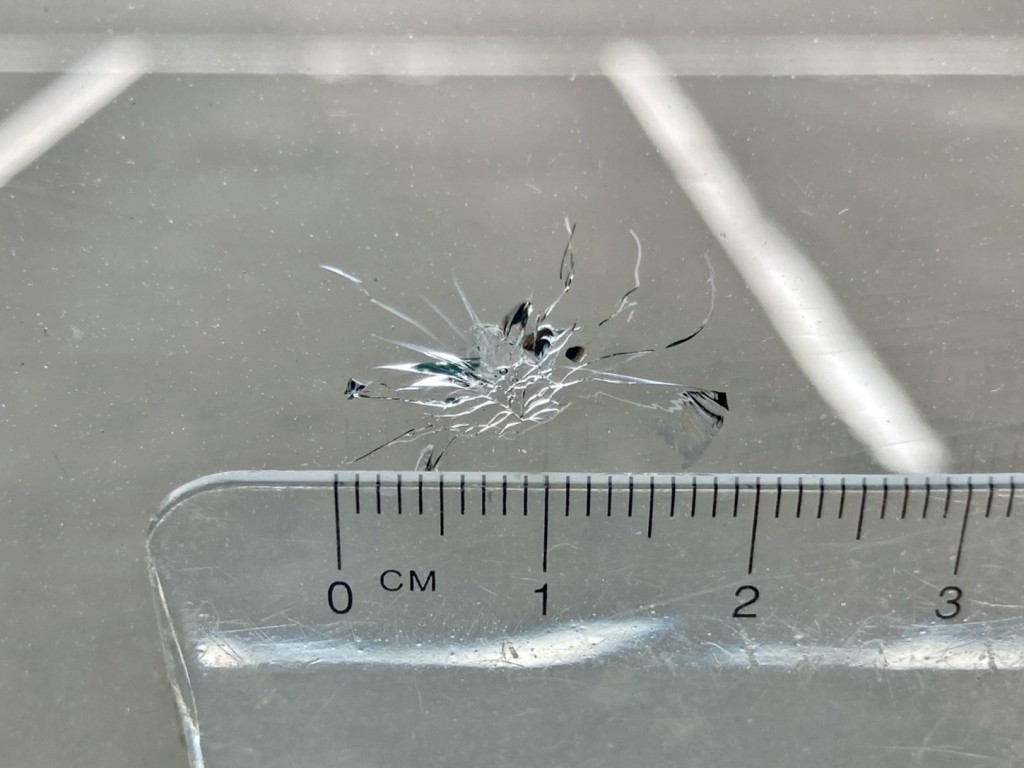 フロントガラスの運転席側下部に飛び石跡があります。|いすゞ フォワード 2RG-FRR90S2(2WD)の写真27