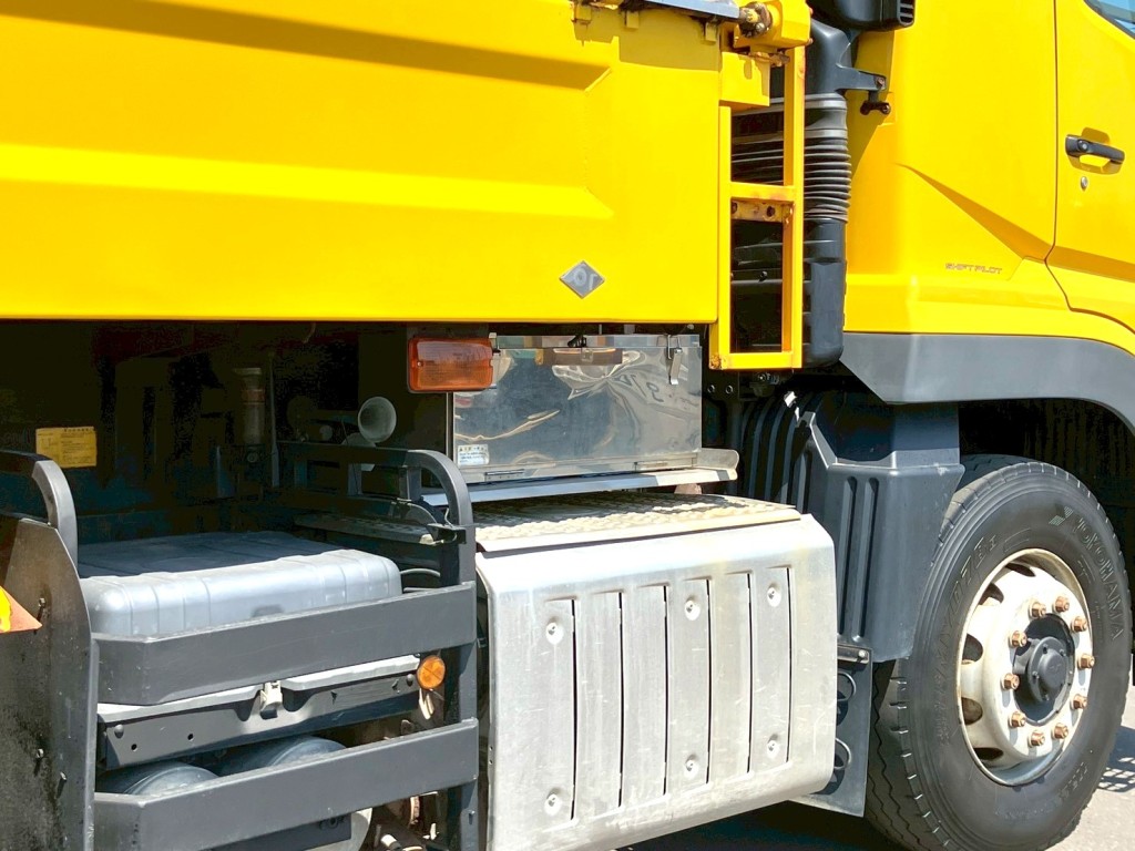 運転席側に工具箱が付いています。|三菱 スーパーグレート 2PG-FV70HXの写真17