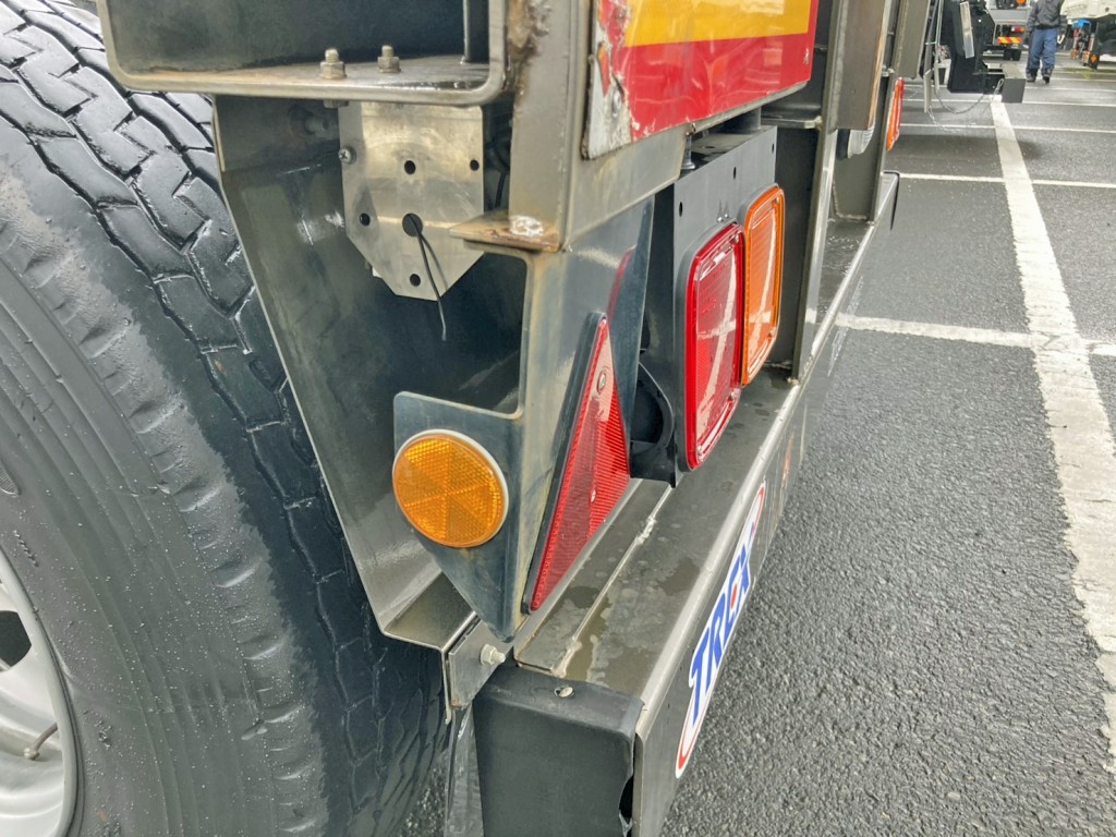 助手席側三角板ステーに曲がりがあります。|トレクス  CTB22002の写真19