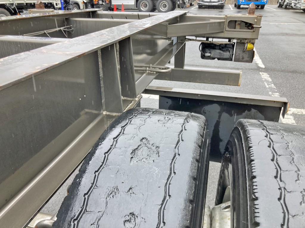 助手席側2軸目内側のタイヤ接地面えぐれ・ワイヤー露出しています。|トレクス CTB24001の写真14