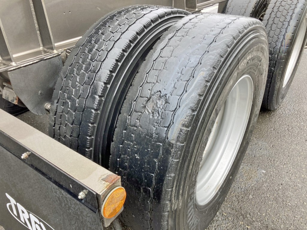 運転席側2軸目外側のタイヤ接地面えぐれ・ワイヤー露出しています。|トレクス CTB24001の写真15