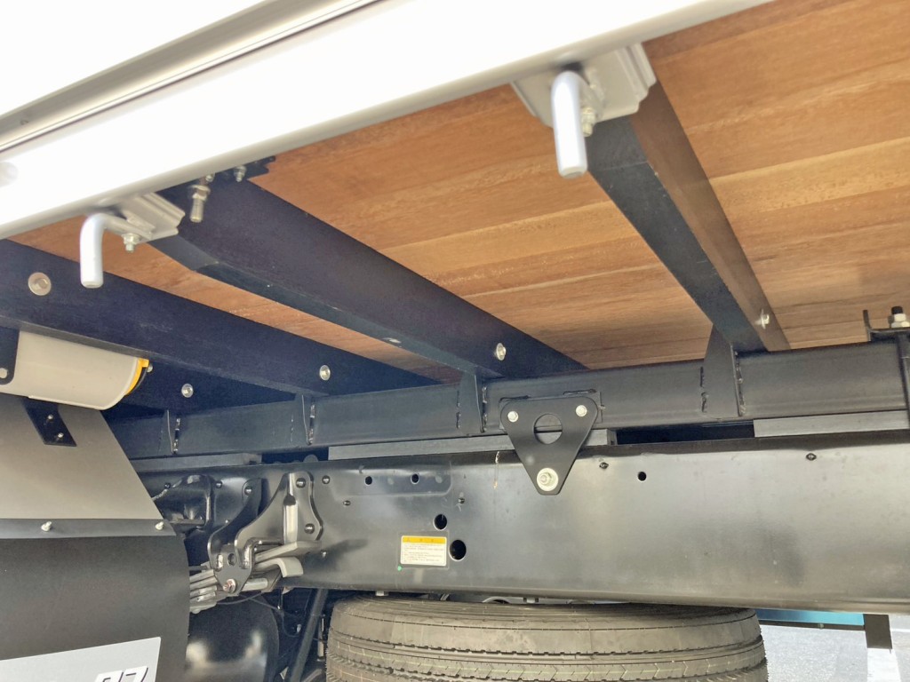 シャーシとネタの状態です。(縦ネタは鉄製・横ネタは木製です)|日野 レンジャー 2KG-FE2ACAの写真6