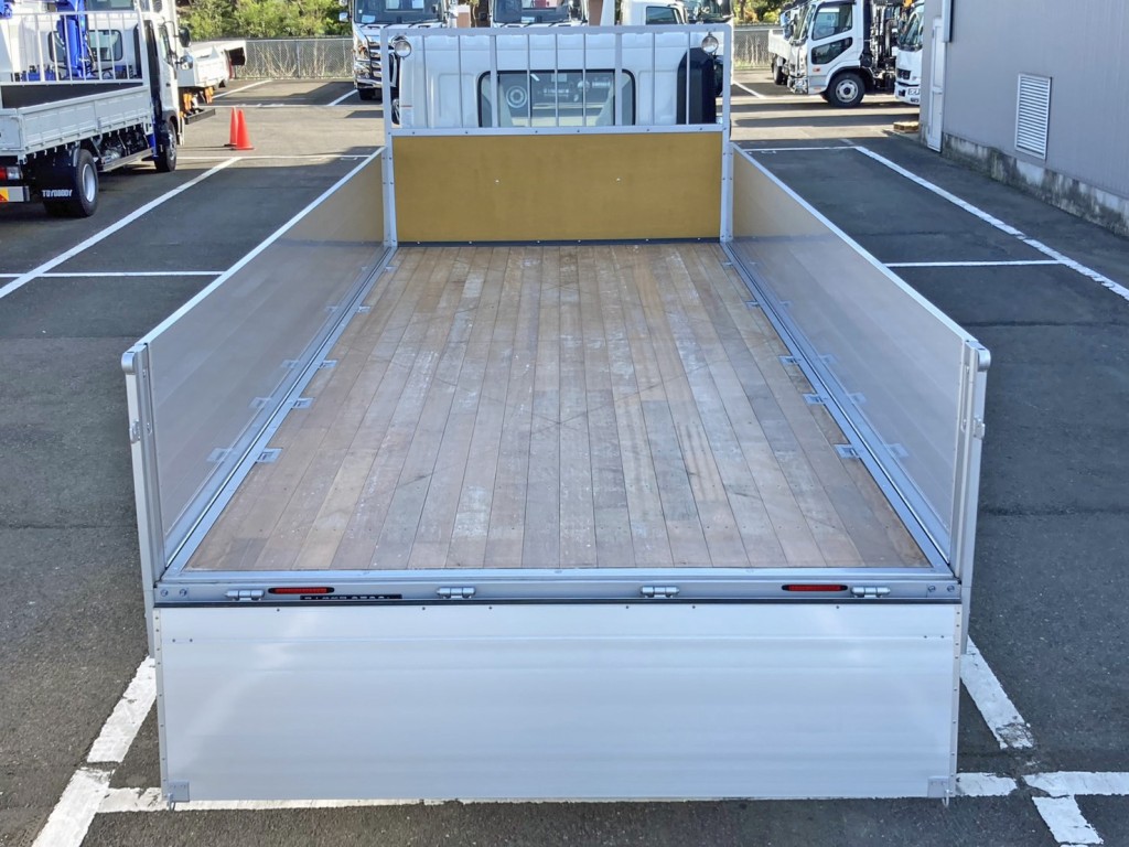 床は板張りです。|日野 レンジャー 2KG-FE2ACAの写真8