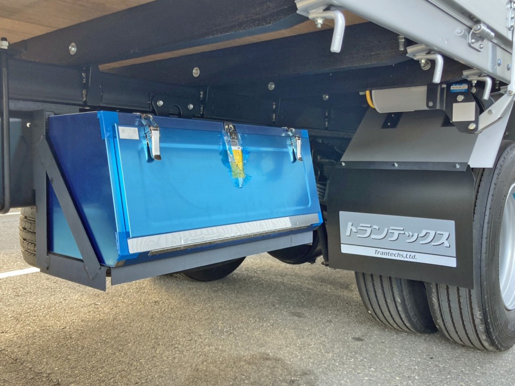 ボディー運転席側後方にステンレス製の工具箱が付いています。|日野 レンジャー 2KG-FE2ACAの写真11