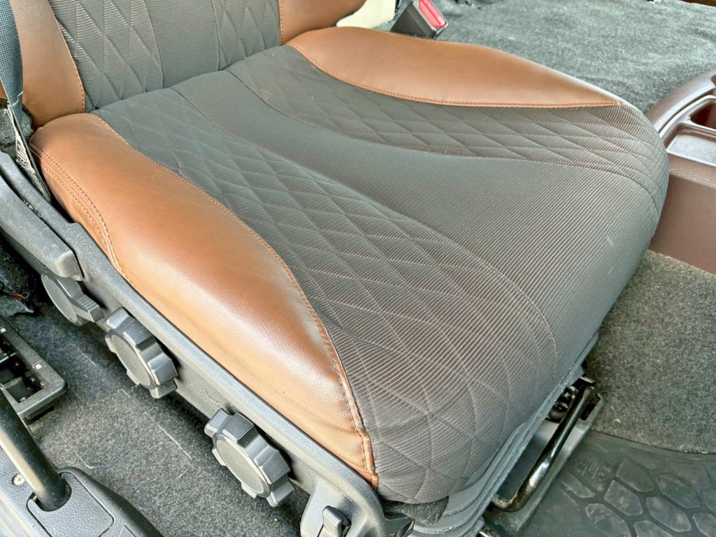 運転席座面にヘタリがあります。|日野 プロフィア 2DG-FW1AHJの写真9