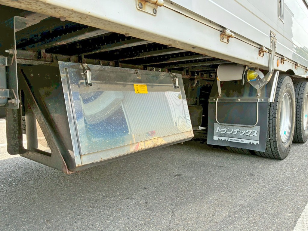 ボディー運転席側後方にステンレス製の工具箱が付いています。|日野 プロフィア 2DG-FW1AHJの写真35