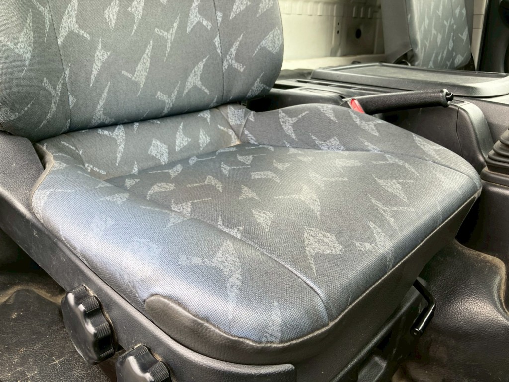 運転席シートにヘタリがあります。|日野 レンジャー TKG-FC9JKAP(2WD)の写真8