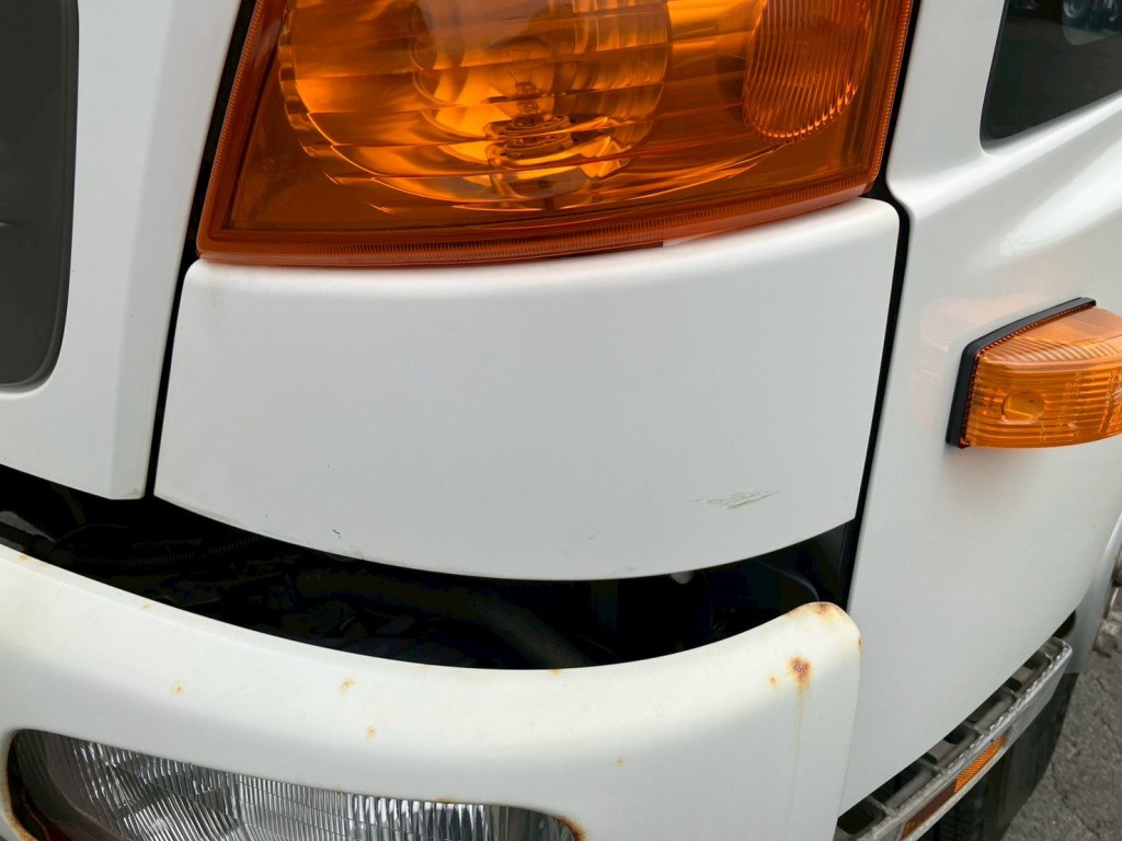 助手席側コーナーパネルにキズがあります。|日野 レンジャー TKG-FC9JKAP(2WD)の写真16