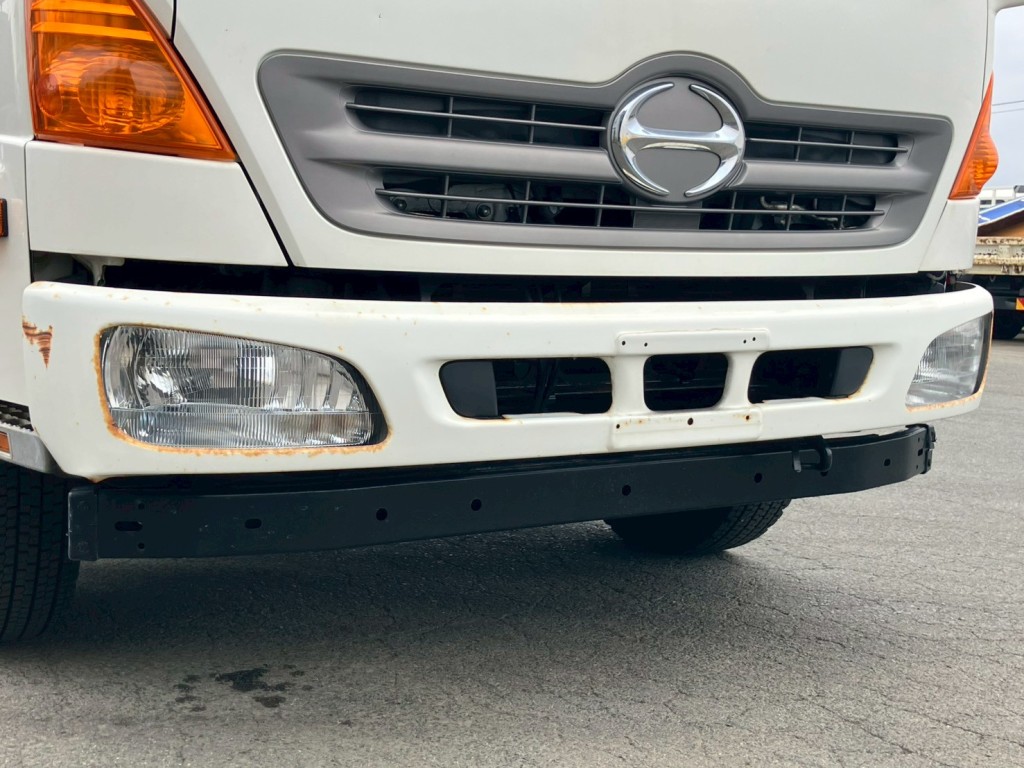 フロントバンパーにサビ・ヘコミがあります。|日野 レンジャー TKG-FC9JKAP(2WD)の写真17
