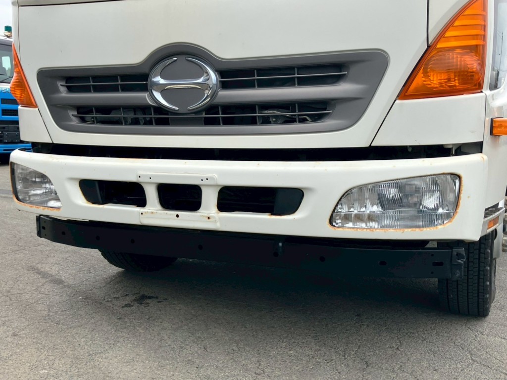 フロントバンパーにサビ・ヘコミがあります。|日野 レンジャー TKG-FC9JKAP(2WD)の写真18