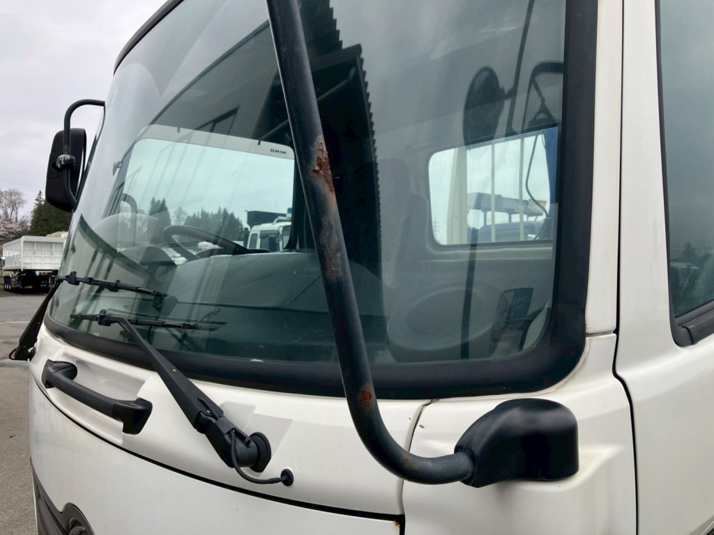 助手席側ミラーアームにサビ・腐食があります。|日野 レンジャー TKG-FC9JKAP(2WD)の写真19