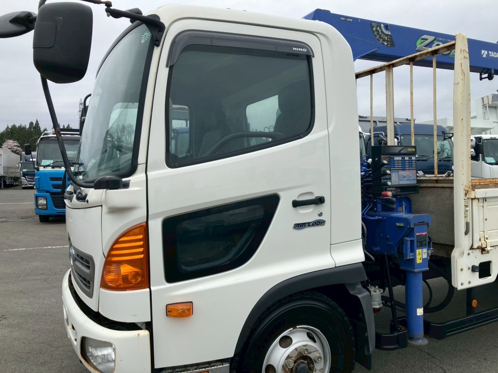 助手席側ドア、クォーターパネルに板金塗装跡があります。|日野 レンジャー TKG-FC9JKAP(2WD)の写真20