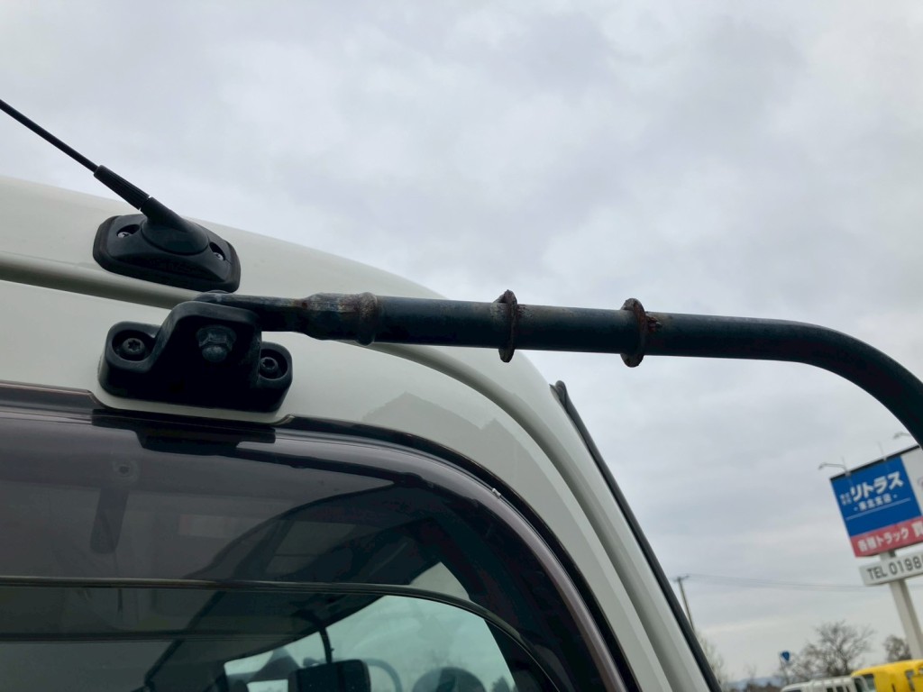 運転席側ミラーアームにサビ・腐食があります。|日野 レンジャー TKG-FC9JKAP(2WD)の写真24