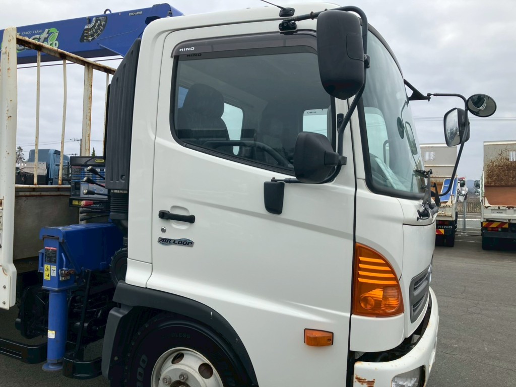 運転席側ドア、クォーターパネルに板金塗装跡があります。|日野 レンジャー TKG-FC9JKAP(2WD)の写真25