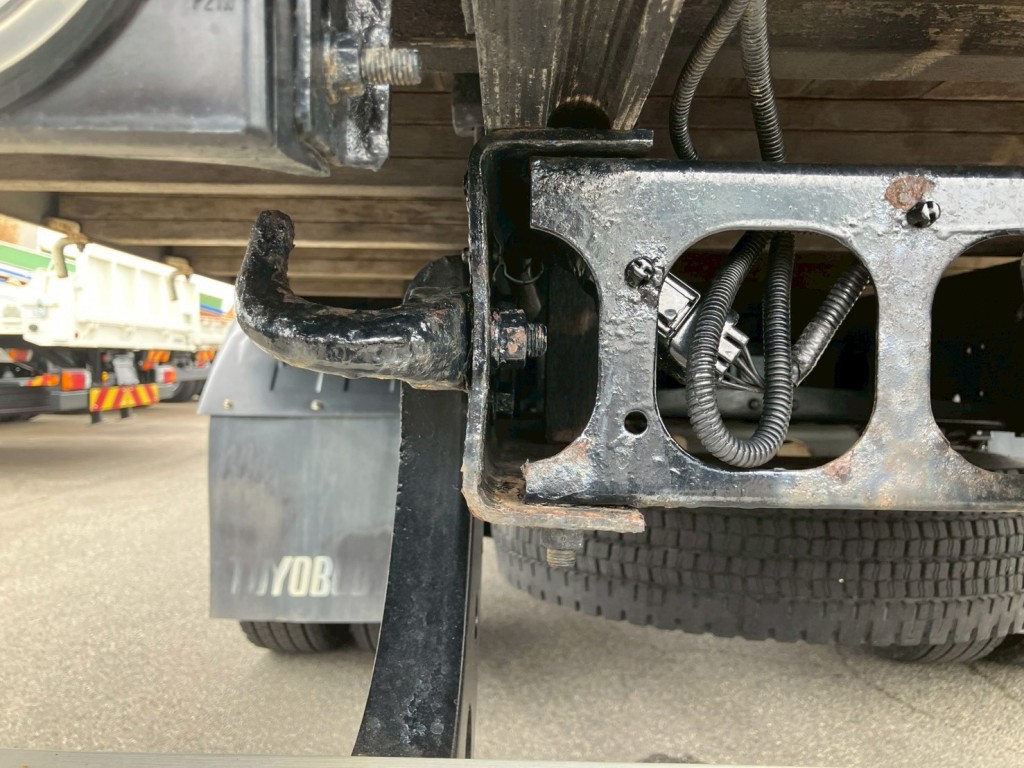 メインフレームフック部に歪みがあります。|日野 レンジャー TKG-FC9JKAP(2WD)の写真30