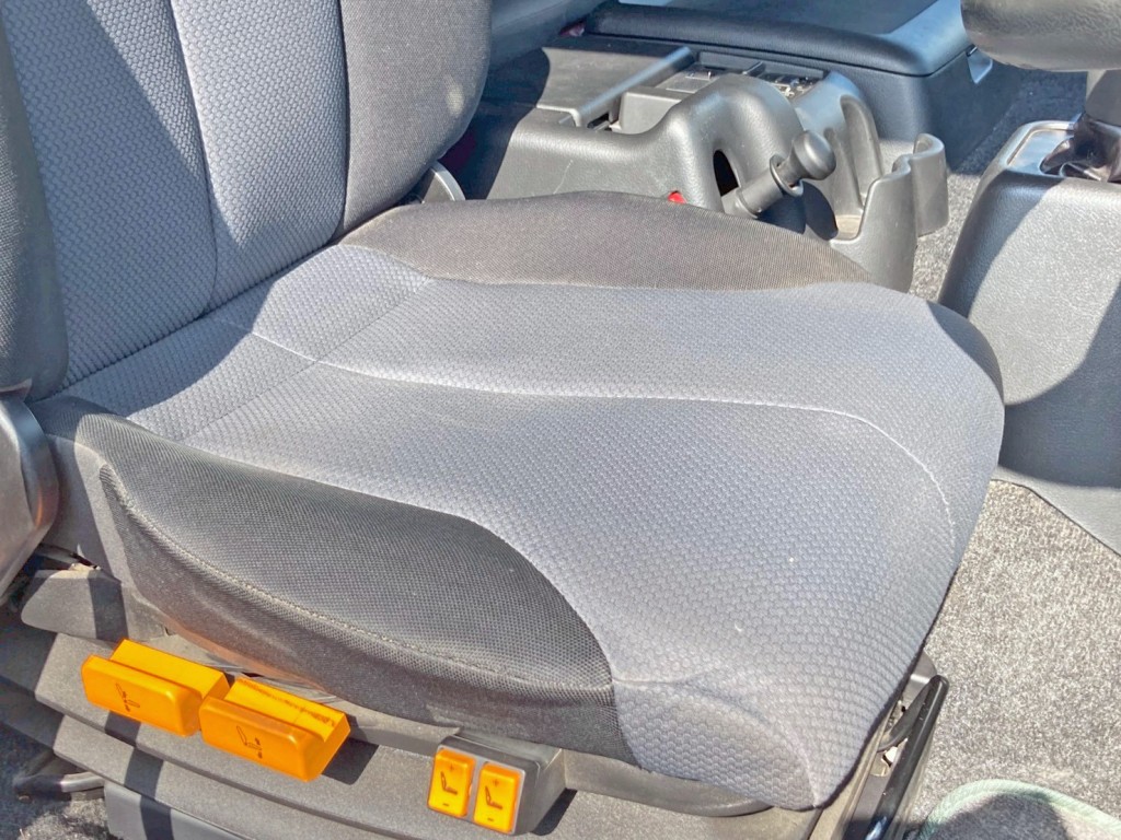 運転席座面にヘタリがあります。|日野 プロフィア QDG-SS1EKDAの写真10