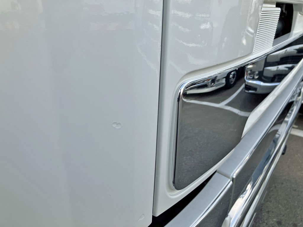 フロントパネルの運転席側下部に塗装跡があります。|日野 プロフィア QDG-SS1EKDAの写真21