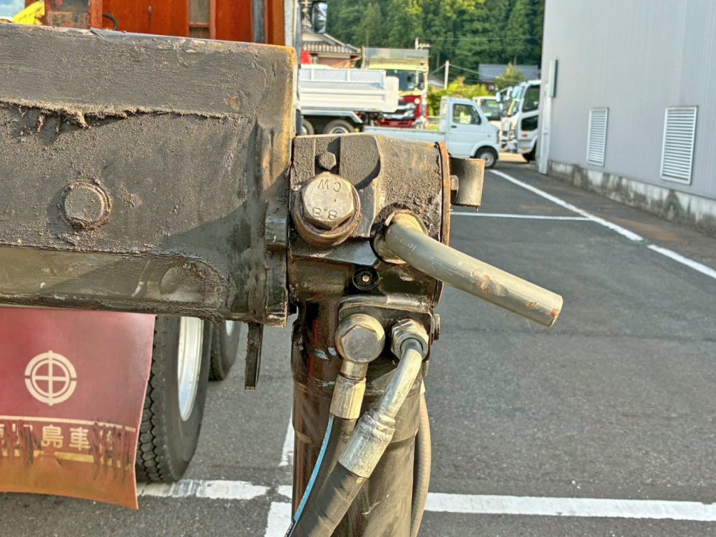 運転席側アウトリガーのロックピンに曲がりがあります。|三菱 スーパーグレート QPG-FU60VZの写真31