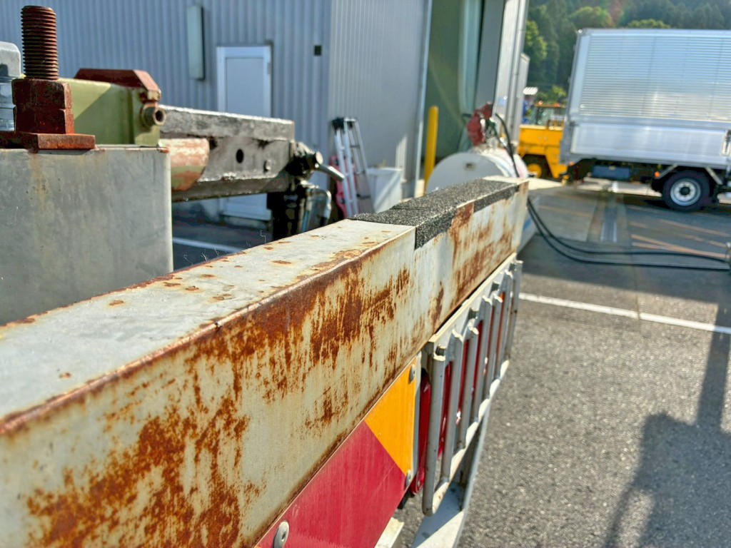 運転席側テールランプブラケット上部に曲がりがあります。|三菱 スーパーグレート QPG-FU60VZの写真32