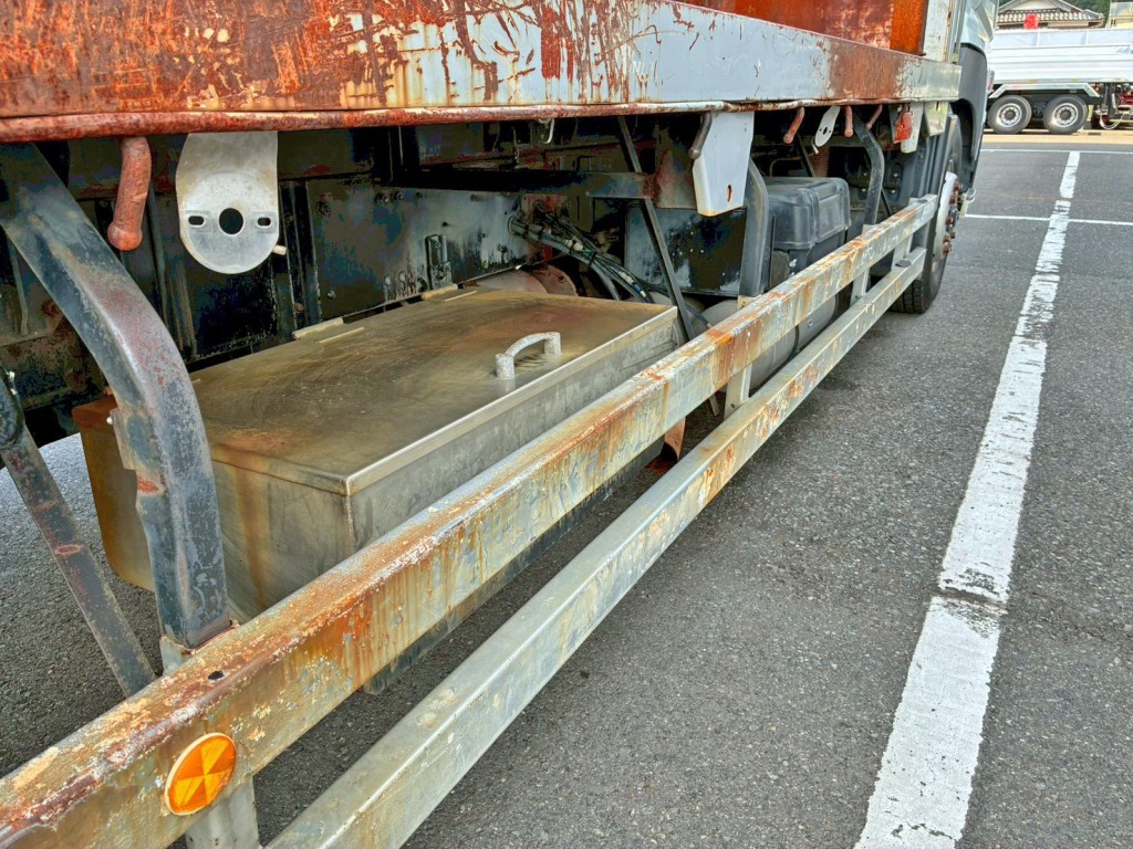 ボディー運転席側中央部にステンレス製の工具箱が付いています。|三菱 スーパーグレート QPG-FU60VZの写真38