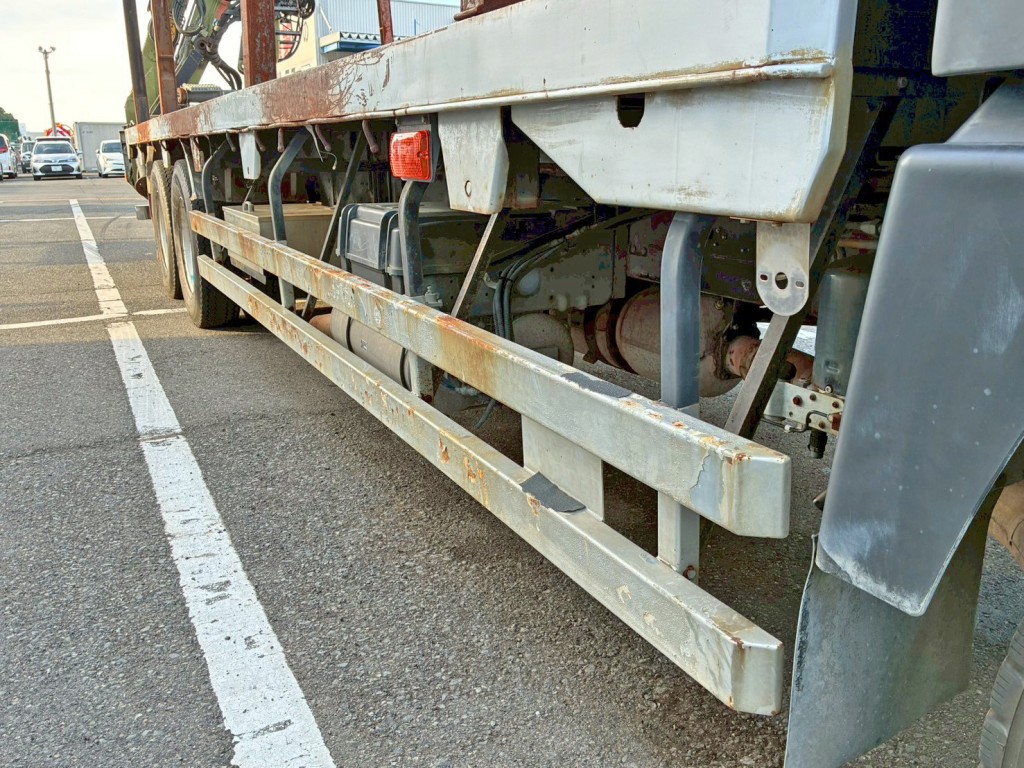 運転席側サイドレール 及び サイドバンパーにサビがあります。|三菱 スーパーグレート QPG-FU60VZの写真47