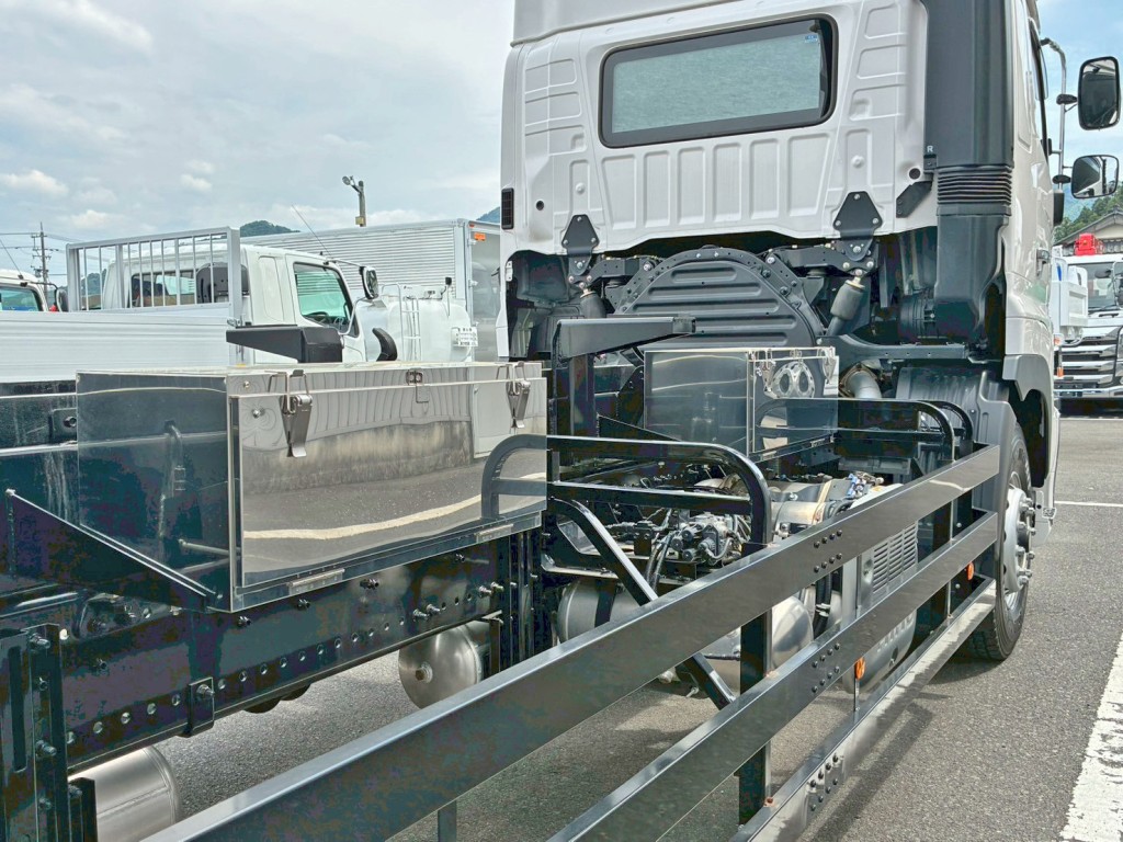 運転席側にステンレス製の工具箱が2つ付いています。|日野 プロフィア 2DG-FS1AHEの写真16